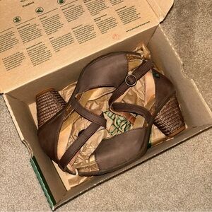 El Naturalista Crust Leather Heeled Sandals, Hand-dyed Coco